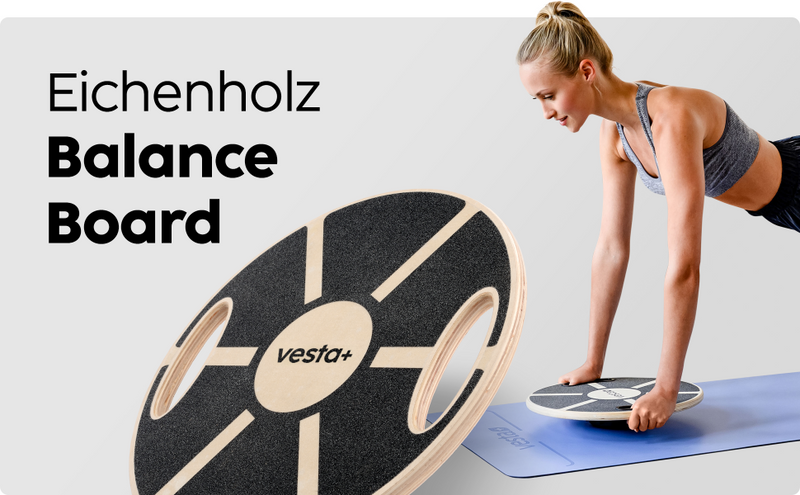 Frau nutzt das vesta+ Balance Board aus Eichenholz für ein Workout.