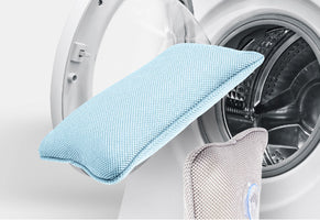 Hellblaues Badewannenkissen S von vesta+ wird aus der Waschmaschine entnommen, zeigt waschbare und pflegeleichte Eigenschaften.