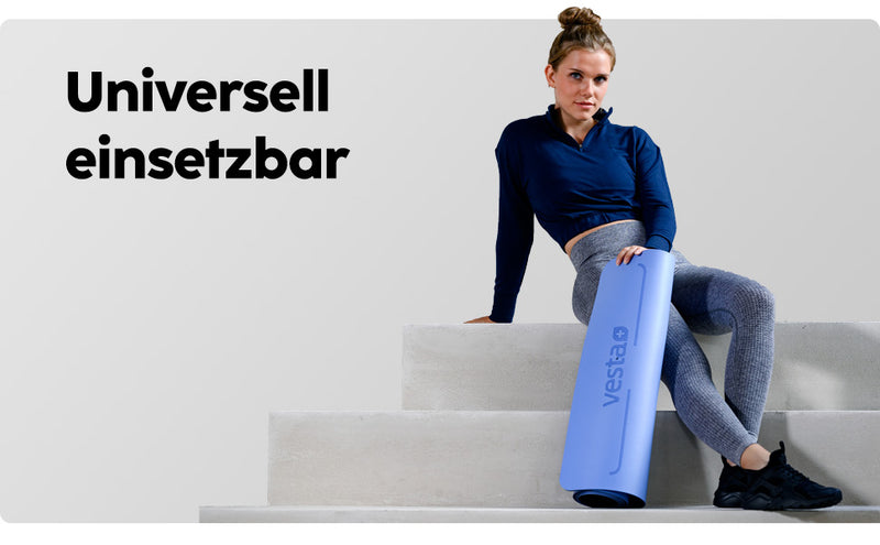 Frau mit vesta+ Yogamatte mit rutschfester PU-Oberfläche, universell einsetzbar für Yoga, Gymnastik und Fitness.